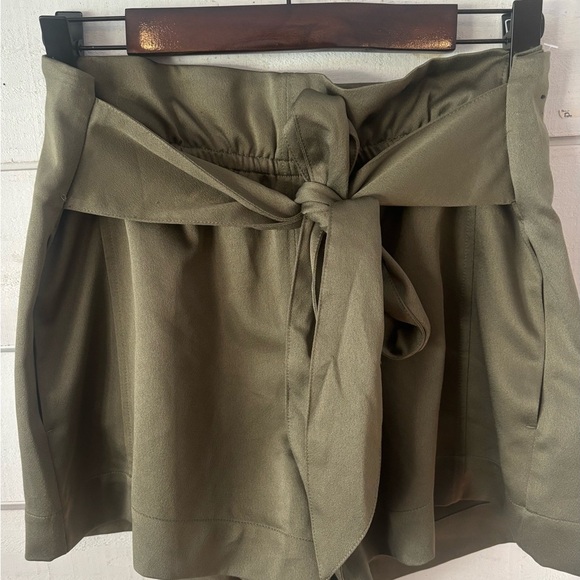 Abercrombie and Fitch  Olive Green Tie Belt Shorts in size medium - Picture 2 of 10